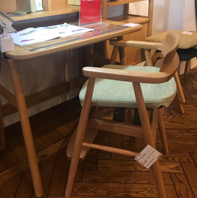 アクタス 木の机と椅子-