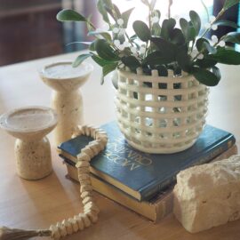 アートのような陶器バスケット