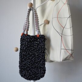 さりげないアクセント「MUSUBI STRING BAG」