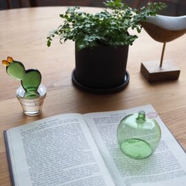 思わずテンションが上がるペーパーウェイト