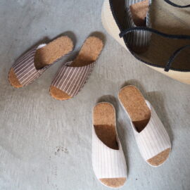 軽やかな履き心地のコルクスリッパ