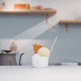 BE HAPPY EAT ICECREAM！